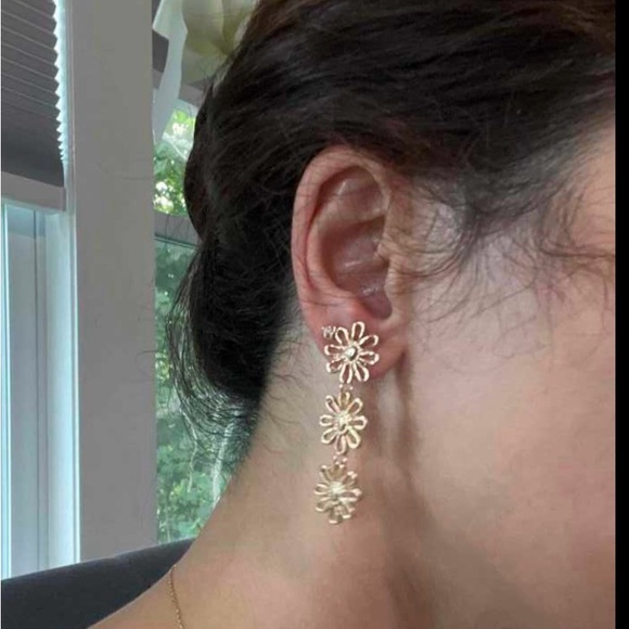 FLORAL GOLD TRIPLET FLOWER DROP GOLD PLATED EARRINGS - Picture 9 of 9